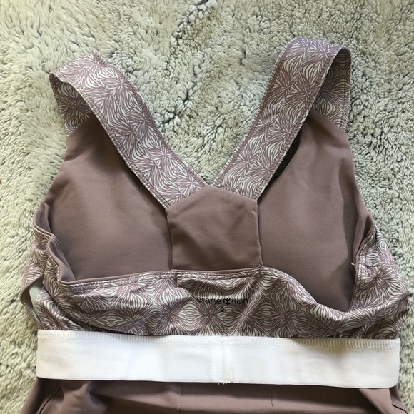 Exercise/yoga built-in bra tank. - Picture 5 of 6